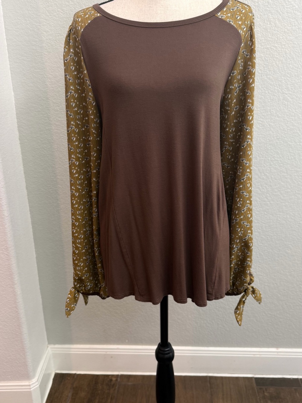 Casual Brown Raglan Long-Sleeve Top with Olive Floral Sleeves
